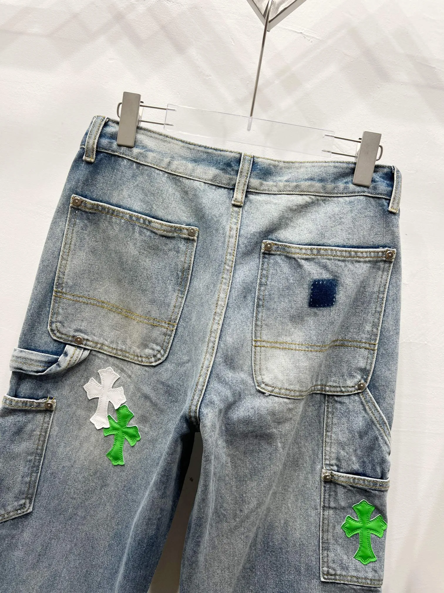 P260 Style No.: (c047) Chrome Hearts & Carhartt 25FW CH workwear logging white and green leather limited edition cow king jeans Chrome Hearts’ most popular color pants are made of beaded canvas fabric, and heavy washing makes the upper body of the fabric more textured and the pants are tall and straight! The three-dimensional cutting of the whole trousers is a masterpiece! The hardware is customized by zp. The beaded canvas fabric is thick and soft after being washed. It has good breathability. Customized small leather label. Unique design. The details are simple and elegant, and the workmanship is exquisite. The whole trousers are neatly routed and the details are in place! It’s so cool that both men and women can easily control the genderless trend!  Size: 28-30-32-34-36